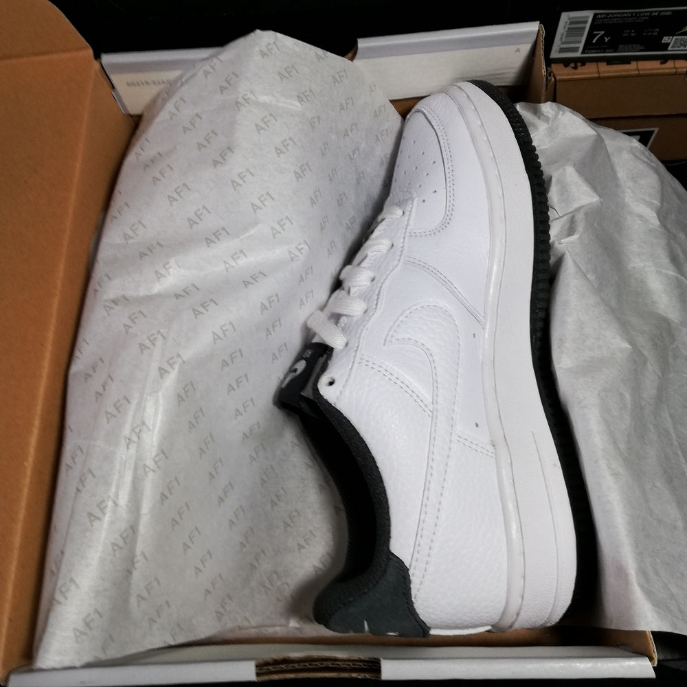 NIKE AIR FORCE1 "WHITTE-CARBON BLACK-GREY WOMEN'S US SIZE 7.5 BRAND NEW IN BOX - Picture 7 of 12
